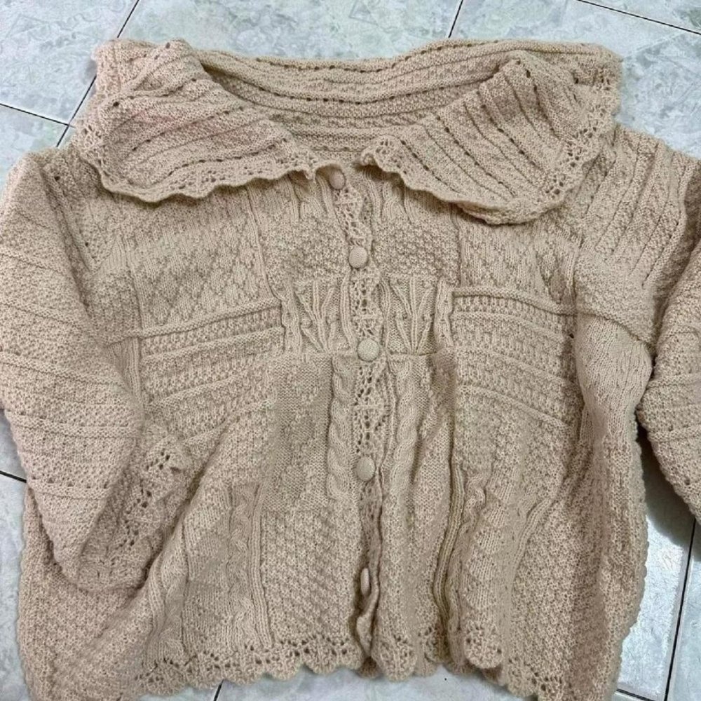 Long-sleeved wool coat with oversized doll collar mixed with many pretty pattern